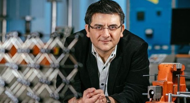 Cem Tasan está investigando metais contendo estruturas que podem resistir ao aparecimento de pequenas fissuras