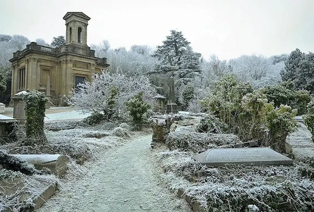 Cemitério Arnos Vale (Inglaterra): Localizado em Bristol, este cemitério foi inaugurado em 1837 e inicialmente era uma espécie de “cemitério-jardim”.