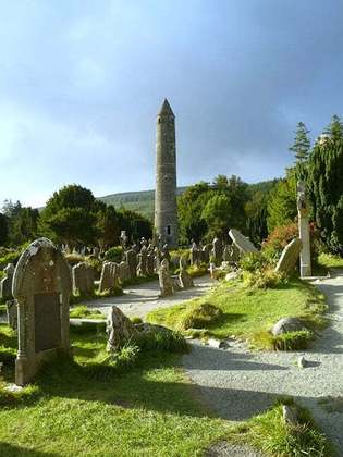Cemitério de Glendalough Graveyard (Irlanda): Este cemitério fica localizado no condado de Wicklow, um vale cercado de árvores e riachos de água cristalina.