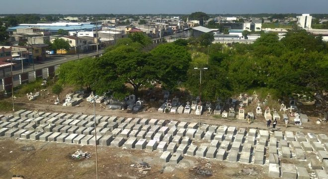 No primeiro mês e meio da pandemia em Guayaquil, 16 mil pessoas morreram, 13 mil a mais do que no mesmo período do ano anterior