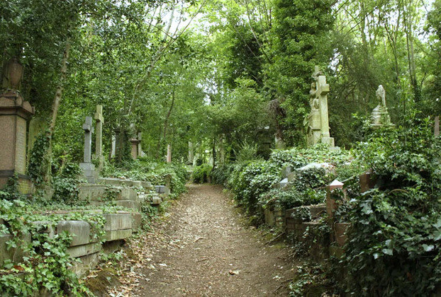Cemitério de Highgate (Inglaterra): Esse cemitério, inaugurado em 1839, é conhecido por seus caminhos sinuosos e densos por dentro da floresta. Tanto que é recomendado andar por lá apenas com guia, já que é fácil se perder.