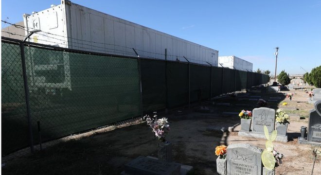 Cemitério próximo ao escritório do legista de El Paso, onde necrotérios móveis estão instalados