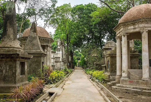 Cemitério South Park Street (Índia): Esse cemitério foi criado em 1767 e é considerado um dos mais antigos do país. O local foi projetado para ser um cemitério para os residentes europeus, incluindo britânicos, escoceses, portugueses e outros grupos europeus que viviam na cidade.