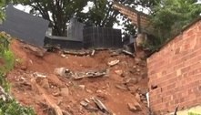 Muro de cemitério desaba e caixões param em quintal de casa em MG