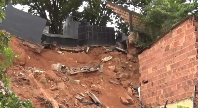 Moradores saíram da casa antes do deslizamento e não ficaram feridos