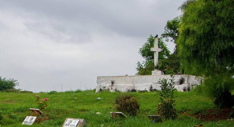 Lápides no cemitério Vila Nova Cachoeirinha, na zona norte de São Paulo 