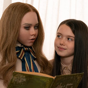 Cena de 'M3GAN', com Amie Donald e Violet McGraw