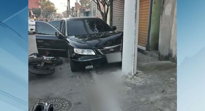 Carro usado por criminosos foi abandonado após atingir moto de PM morto