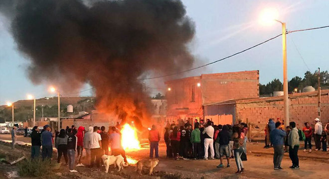 Moradores do bairro Facción 14, em Comodoro Rivadavia, espancaram e mataram o pai de um jovem acusado de estupro