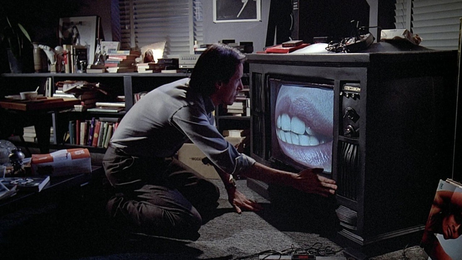 Cena do filme 'Videodrome', que descreve uma relação assustadora com a mídia (Divulgação/Universal Pictures)