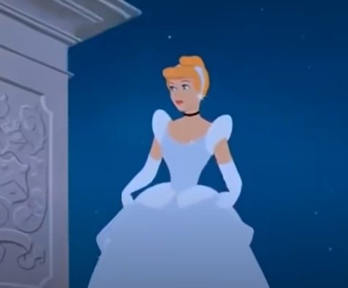 Cena importante 11: Cinderela chega ao baile e causa impacto por sua graça e beleza, inclusive no príncipe, que fica encantado e a chama para dançar.