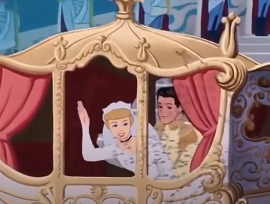 Cena importante 20: Cinderela e o príncipe se casam e vivem felizes para sempre.