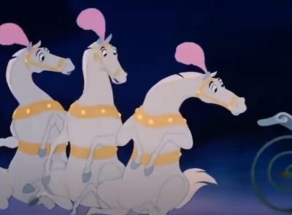 Cena importante 9: a Fada transforma os ratos em cavalos, um abobora em carruagem, e um cavalo velho em cocheiro. Ainda dá a Cinderela um belo vestido e sapatinhos de cristal.