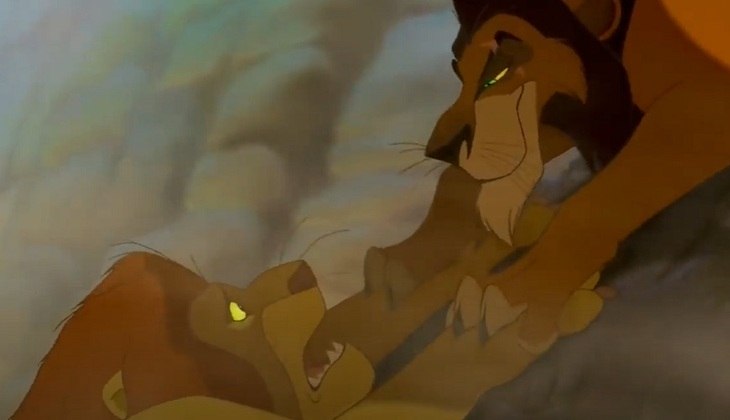 Cena importante número 12: Scar derruba Mufasa. Esse é um dos momentos mais marcantes e tristes da história dos filmes feitos pela Disney.