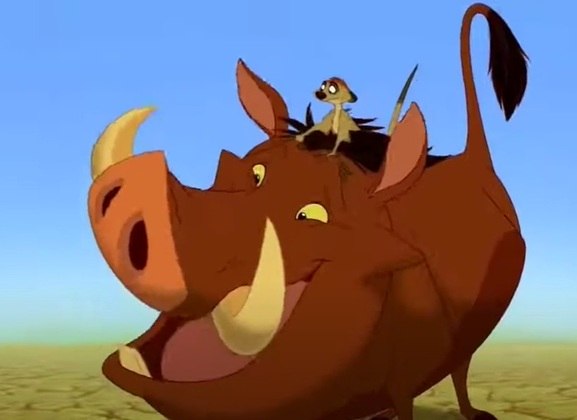 Cena importante número 14: Timão e Pumba encontram Simba, e resolvem que os três vão viver a vida juntos agora.