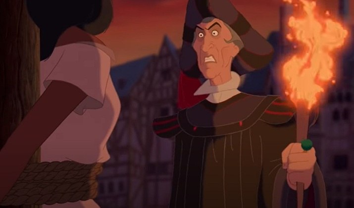 Cena importante número 15: Frollo decide queimar Esmeralda viva na praça, acusada de bruxaria. Quasimodo está acorrentado na catedral, impedido de ajudar e desanimado.