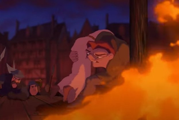 Cena importante número 16: Quasimoso consegue se libertar e salva esmeralda da fogueira. Febo liberta os ciganos e começa um ataque aos homens de Frollo.