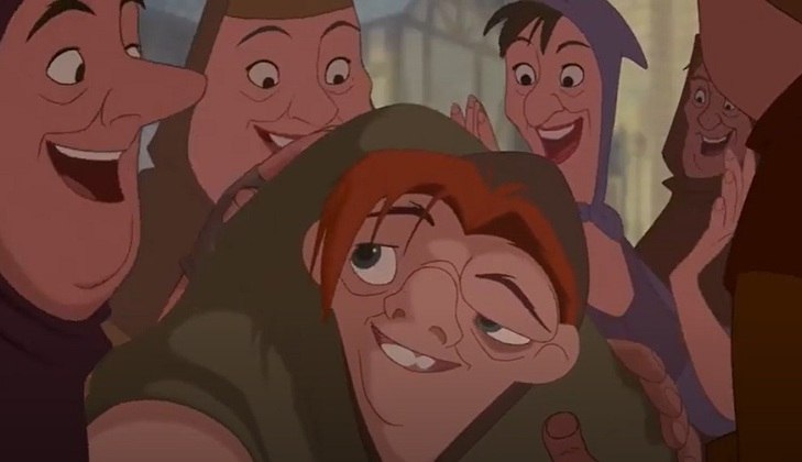 Cena importante número 20: fora, Quasimodo é recebido com alegria e aceitação de um heroi.