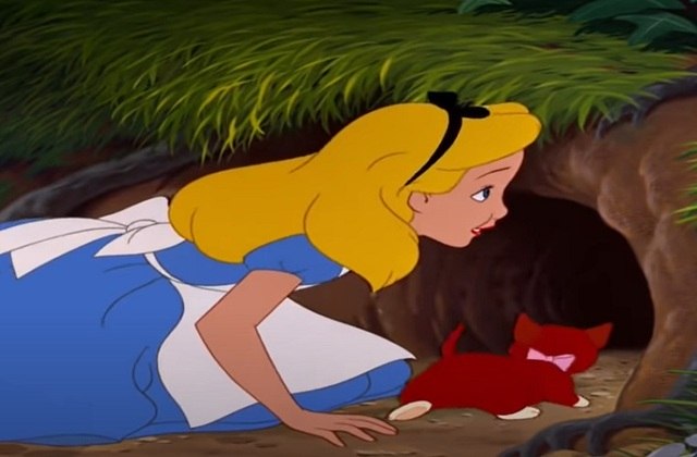 Cena importante número 3: O animal passa por uma porta minúscula demais para Alice. Alice encontra um liquido que a deixa pequena e um biscoito que a deixa enorme. Alice passa pela porta através de um mar de suas lágrimas.