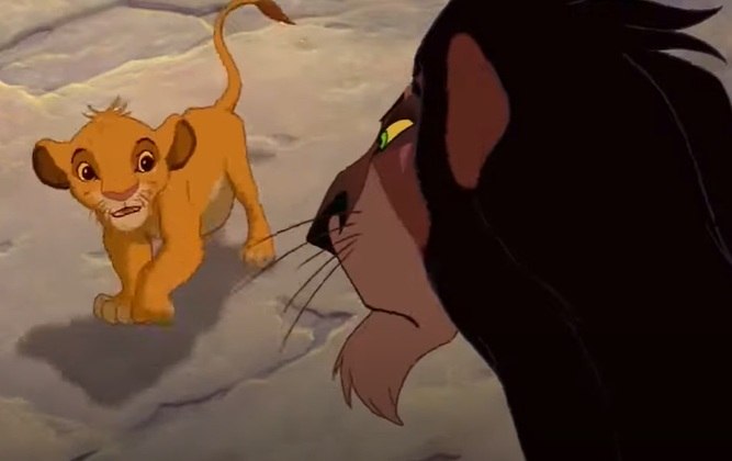 Cena importante número 4: em conversa com o seu tio Scar, Simba diz que seu pai o proibiu de ir para o cemitério de elefantes. Scar o encoraja a ir.