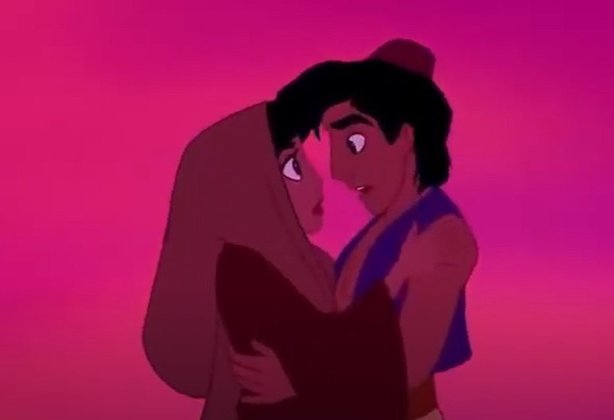 Cena importante número 5: nas ruas da cidade, Jasmine conhece aladdin, com os dois descobrindo uma conexão entre eles. Os guardas do sultão, buscando por jasmine, levam a princesa de volta e prendem Aladdin, sob revolta da princesa.