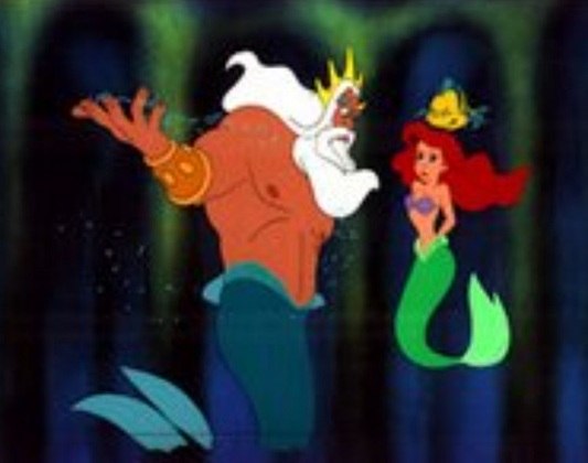 Cena número 3: O pai de Ariel, o rei Tritão, sempre fica incomodado com esse interesse da filha pelos humanos, e reforça que o contato entre sereias e humanos é proibido.