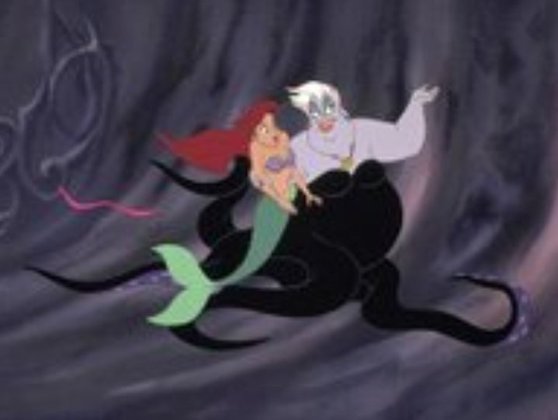 Cena número 8:  Desolada, Ariel é abordada pelas enguias Juca e Pedro, que convencem Ariel a visitar a bruxa do mar Úrsula.