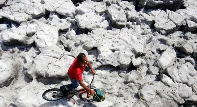 Cenário após chuva de granizo em Guadalajara, no México, em 1 de julho de 2019