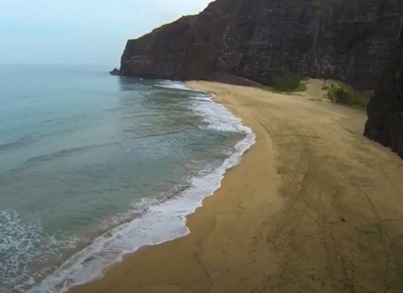 Cenário de filmes, essa é uma praia isolada que fica em uma das ilhas do Havaí. A única forma de chegar na praia de Honopu é pela água, já que é rodeada de montanhas. É possível ir de barco ou a nado, partindo da praia vizinha, Kalalau.