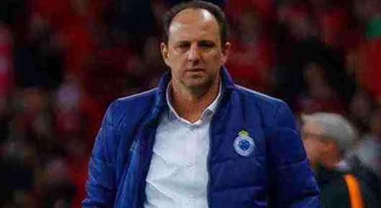 Ficou apenas oito partidas no Cruzeiro. Conseguiu ficar contra os jogadores e a direção