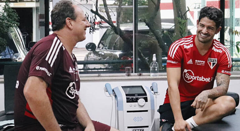 Ceni foi visitar Pato, que faz tratamento no São Paulo. Mas técnico sabe o quanto o jogador é problemático