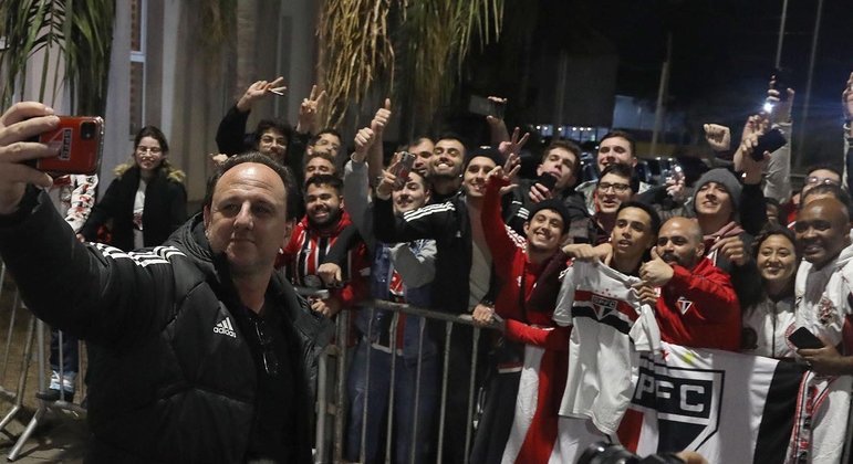 Rogério Ceni tirou inúmeras fotos com os torcedores na chegada a Córdoba