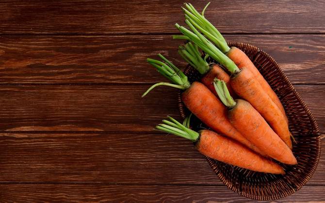 BetacarotenoPresente na cenoura, batata doce, manga, brócolis, espinafre e tomate, o betacaroteno é apontado como um excelente aliado do sistema imunológico porque aumenta o número e a atividade das células de defesa. Todavia, a suplementação de betacaroteno é associada a um risco maior de câncer de pulmão em fumantes