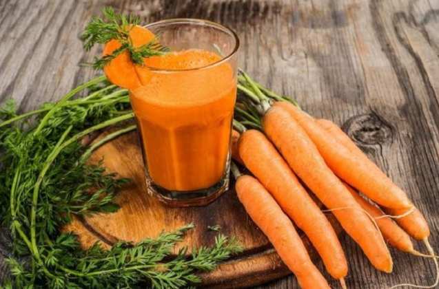 Cenoura- Composta por aproximadamente 88% de água, a cenoura é uma opção crocante que fornece hidratação e é rica em betacaroteno, essencial para a saúde ocular e da pele.