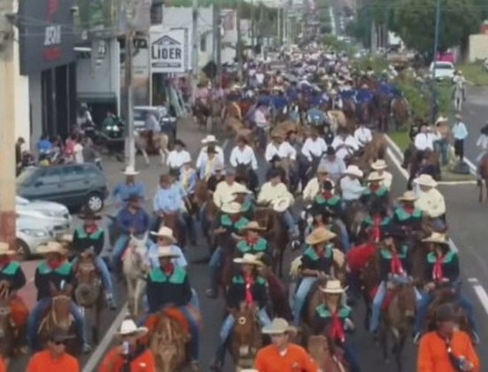 Centenas de apaixonados por mulas, cavalos e jumentos se reúnem para festejar esaa convivência história entre pessoas e animais na cidade de Iporá. 