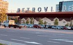 O shopping Retroville, em Kiev, capital da Ucrânia, foi alvo de um bombardeio russo que deixou oito mortos. De acordo com o governo da Rússia, o local funcionaria como fachada para um depósito de armamentos ucranianos