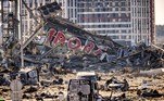 As imagens após o ataque mostram o letreiro clássico do centro comercial completamente destruído. Carros estacionados em volta do shopping, além de construções da região, foram atingidos por destroços do edifício