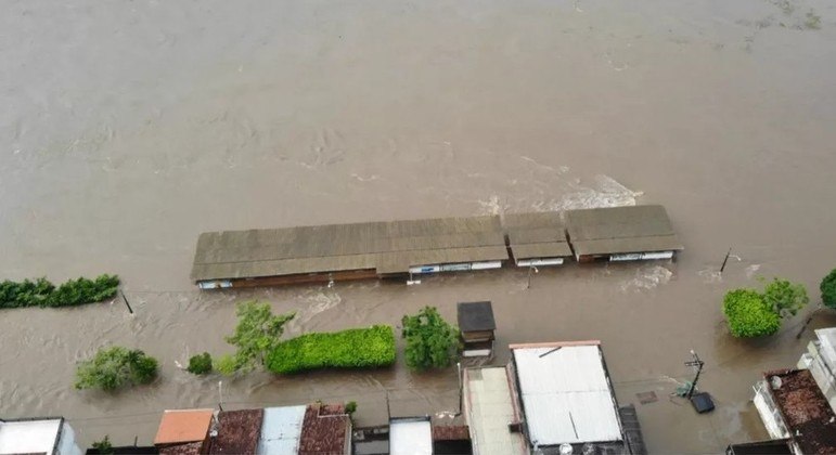 Centro de treinamento de Isaquias Queiroz na Bahia é atingido por inundação
