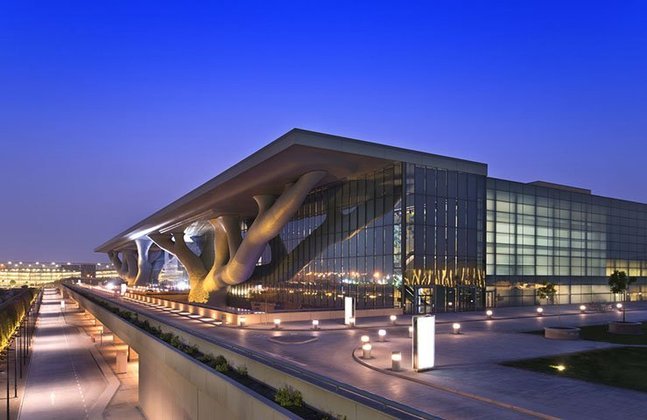 Centro de Convenções do Qatar - O espaço, com teatros e salas de conferências, tem uma fachada em forma de sidra, uma árvore.do deserto. 