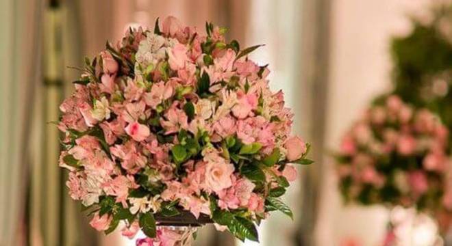 Centro de mesa com astromelias cor de rosa