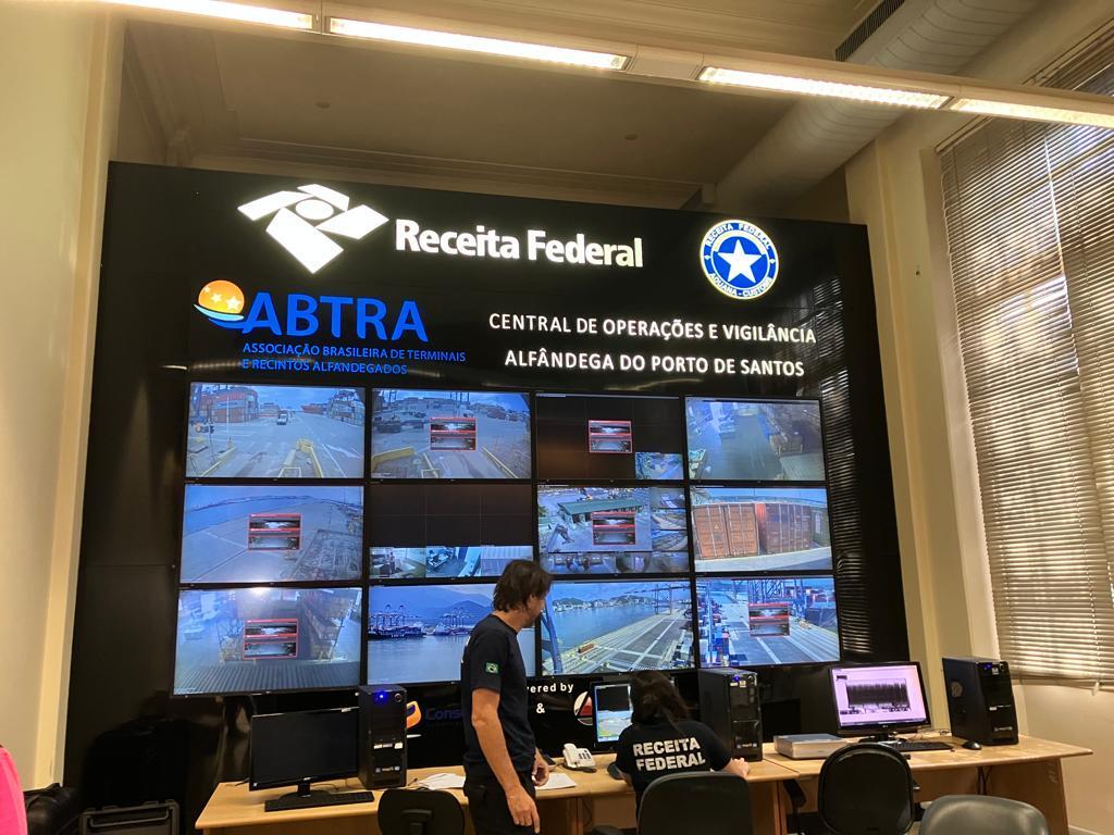 Centro de monitoramento  da Receita Federal no porto de Santos (Marcio Neves/ RecordTV)