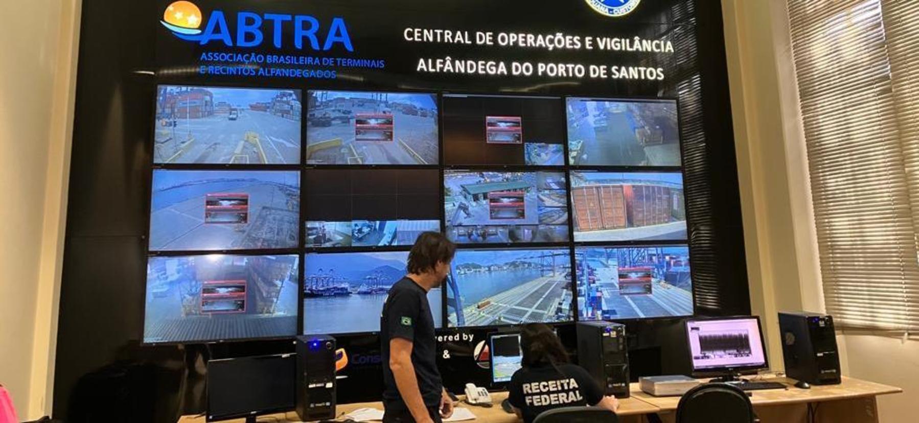 Centro de monitoramento  da Receita Federal no porto de Santos (Marcio Neves/ RecordTV)