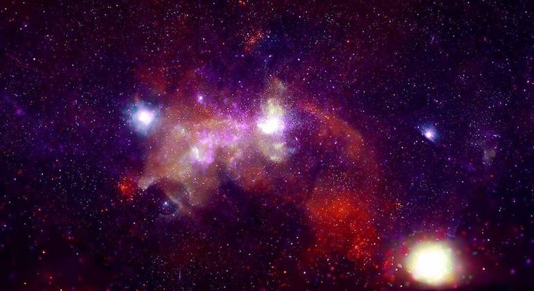 A mais de 26 mil anos-luz da Terra está o centro Via Láctea. Essa imagem da região foi feita a partir de raios-X e mostra o buraco negro supermassivo que fica no centro da galáxia, além de inúmeras estrelas supermassivas e estrelas de nêutronsCONTINUE POR AQUI: Forças Armadas dos Estados Unidos investem pesado em veículos de combate letais controlados por IA