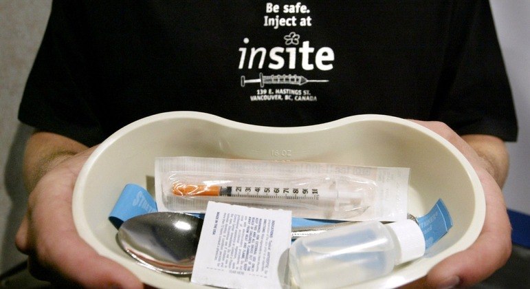 Kits individuais são entregues aos usuários de drogas em centros de uso assistido