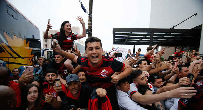 Cerca de 300 rubro-negros se reuniram em frente ao hotel e vibraram com o desembarque dos jogadores na capital catarinense.