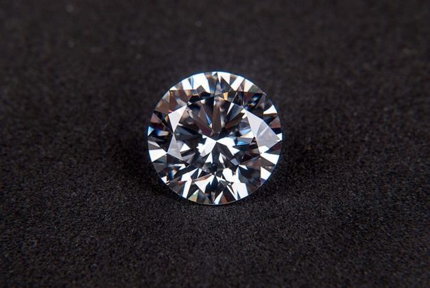 Cerca de 85 diamantes são produzidos por mês e chegam a custar entre R$ 11,3 mil e R$ 51,6 mil.