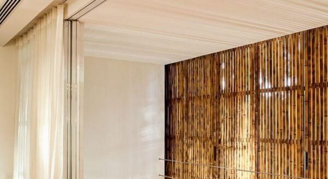 Cerca de bambu instalada em ambiente externo