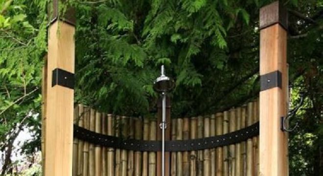 Cerca de bambu para a área de banho