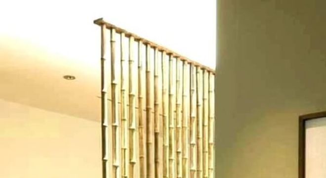 Cerca de bambu utilizada com guarda corpo de escada