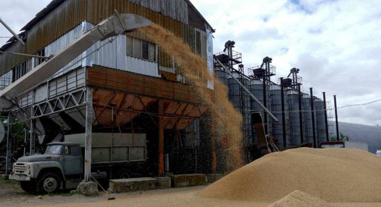 Caminhão é visto em um terminal de grãos durante a colheita de cevada na Ucrânia